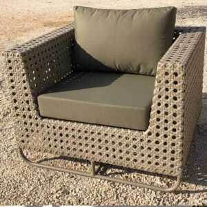 Poltrona Toronto com estrutura de alumínio e trama em Fibra Sintética.